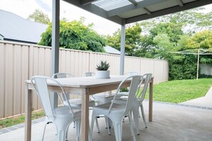 Outdoor dining - Villa 88 - Stylish, Modern, Fresh & Light (Orange)