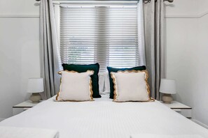 3 habitaciones, tabla de planchar con plancha, wifi y ropa de cama 