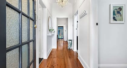 Gardiner Cottage | Stylish & Elegant | Walk to CBD