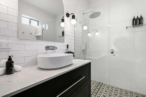 Baignoire, sèche-cheveux, serviettes fournies