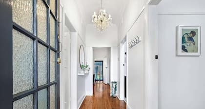 Gardiner Cottage - Stylish & Elegant, Walk to CBD