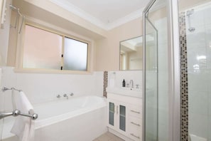 Tina, amenidades de baño gratuitas, secadora de cabello, toallas