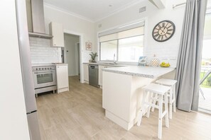 Fridge, microwave, oven, stovetop - Nile Cottage - Cosy & Convenient, Close to CBD (Orange)