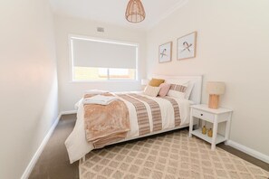3 bedrooms, iron/ironing board, travel cot, WiFi - Nile Cottage - Cosy & Convenient, Close to CBD (Orange)
