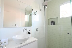 Bathtub, hair dryer, towels, shampoo - Nile Cottage - Cosy & Convenient, Close to CBD (Orange)