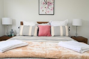 3 bedrooms, iron/ironing board, travel crib, WiFi - Nile Cottage - Cosy & Convenient, Close to CBD (Orange)