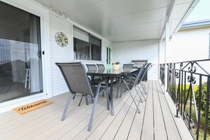Outdoor dining - Nile Cottage - Cosy & Convenient, Close to CBD (Orange)