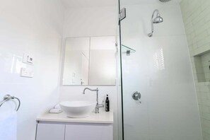 Bathtub, hair dryer, towels, shampoo