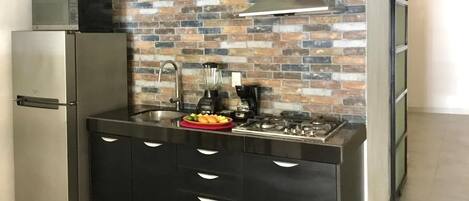 Een koelkast, een microgolfoven, een kookplaat