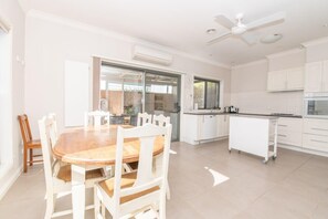 Fridge, microwave, oven, stovetop - Villa on Rosemary - Walk to CBD, Cosy & Private (Orange)