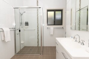 Dusche, Haartrockner, Handtücher, Shampoo
