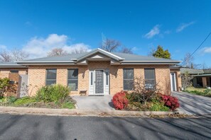 Exterior - Villa on Rosemary - Walk to CBD, Cosy & Private (Orange)