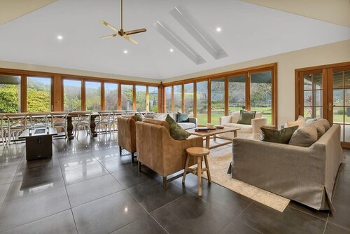 Snowline - Ultimate Getaway, Pool, Sleeps 16