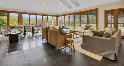 Snowline - Ultimate Getaway, Pool, Sleeps 16