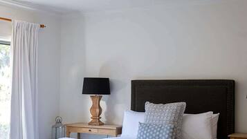 5 bedrooms, iron/ironing board, WiFi, bed sheets