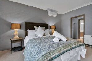 5 chambres, fer et planche à repasser, lit de bébé portatif, Wi-Fi