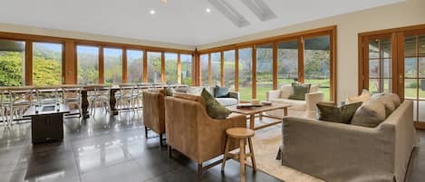 Télévision, cheminée, Netflix, livres