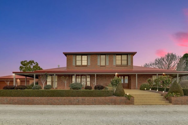 Luxe family home surrounded by amazing views of the countryside and manicured gardens. Near Golfing, National Parks, Caves, Lake Canobolas and vineyards.