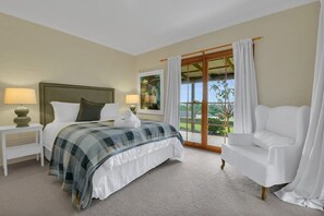 5 slaapkamers, een strijkplank/strijkijzer, reisbedje, wifi