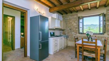 Frigorifero, microonde, seggiolone, pentole/stoviglie/utensili