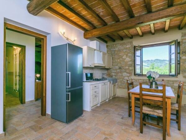 Kühlschrank, Mikrowelle, Hochstuhl, Kochgeschirr/Geschirr/Besteck