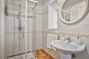 Badewanne, Haartrockner, Bidet, Handtücher