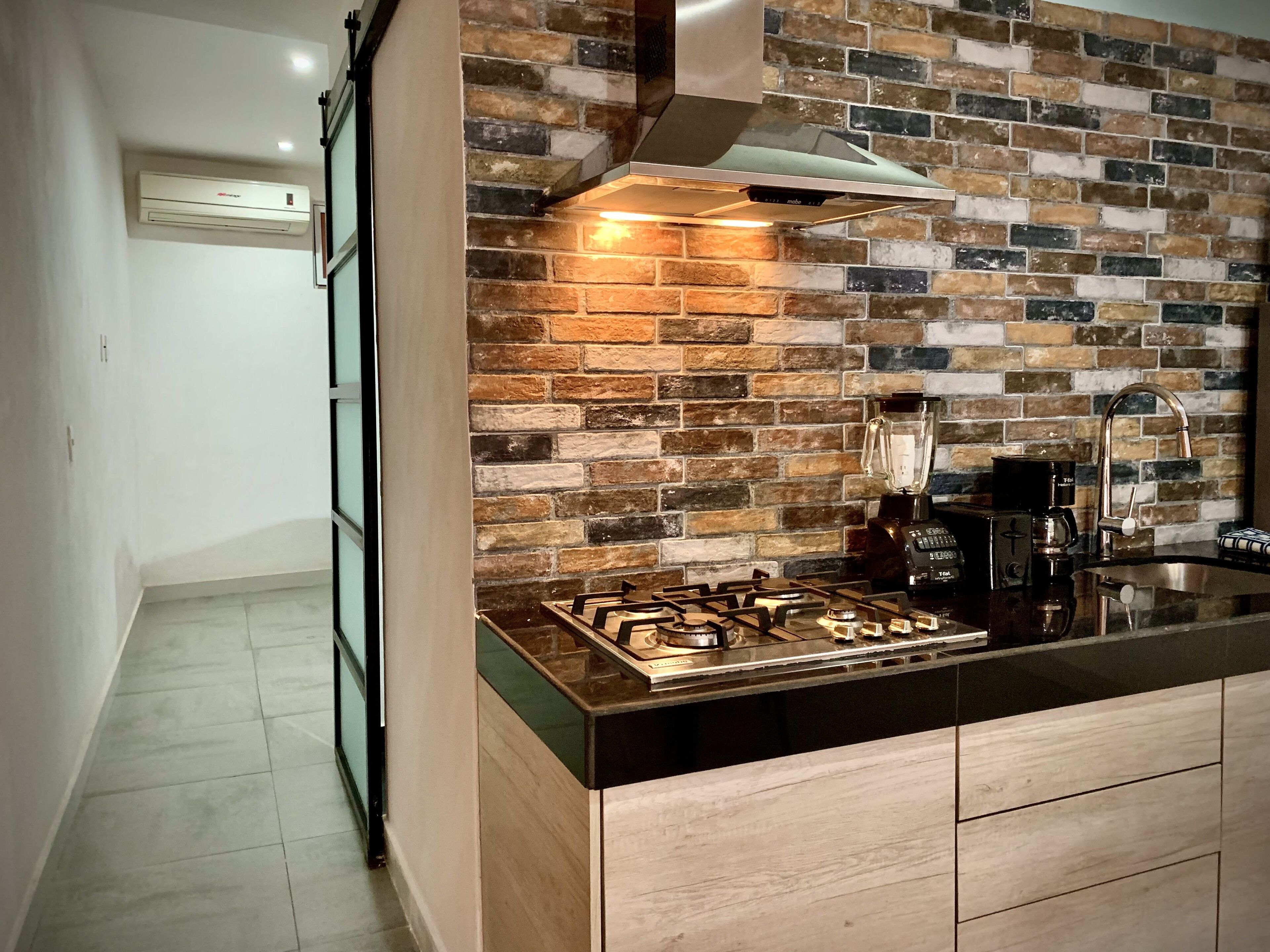 Kühlschrank, Mikrowelle, Herdplatte, Wasserkocher mit Kaffee-/Teezubehör