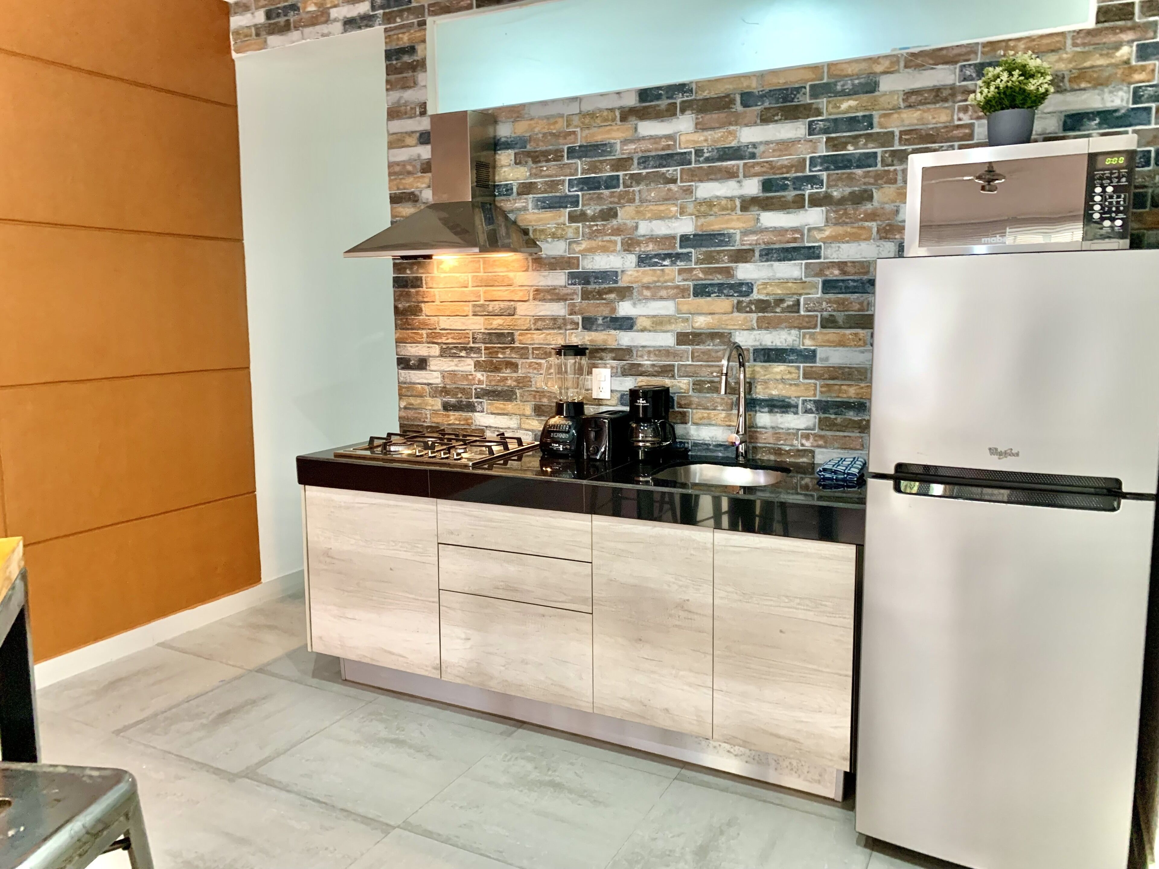 Kühlschrank, Mikrowelle, Herdplatte, Wasserkocher mit Kaffee-/Teezubehör