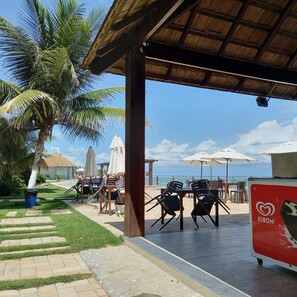 تناول الطعام بالخارج