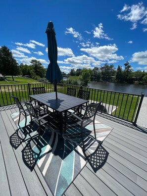 Outdoor dining - On the Chain, near downtown, close to trails, private dock, dog-approved! 🌊 🌞 🐶  (Eagle River)