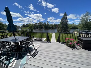 Outdoor dining - On the Chain, near downtown, close to trails, private dock, dog-approved! 🌊 🌞 🐶  (Eagle River)