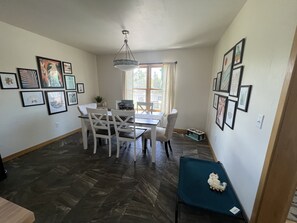 Dining - On the Chain, near downtown, close to trails, private dock, dog-approved! 🌊 🌞 🐶  (Eagle River)