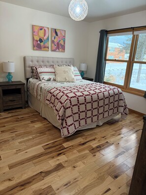 4 bedrooms, iron/ironing board, travel crib, free WiFi - On the Chain, near downtown, close to trails, private dock, dog-approved! 🌊 🌞 🐶  (Eagle River)