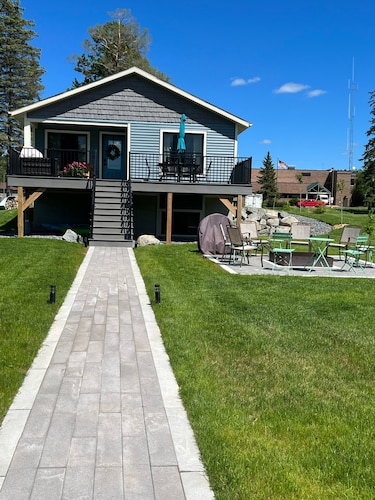 On the Chain, near downtown, close to trails, private dock, dog-approved! 🌊 🌞 🐶 