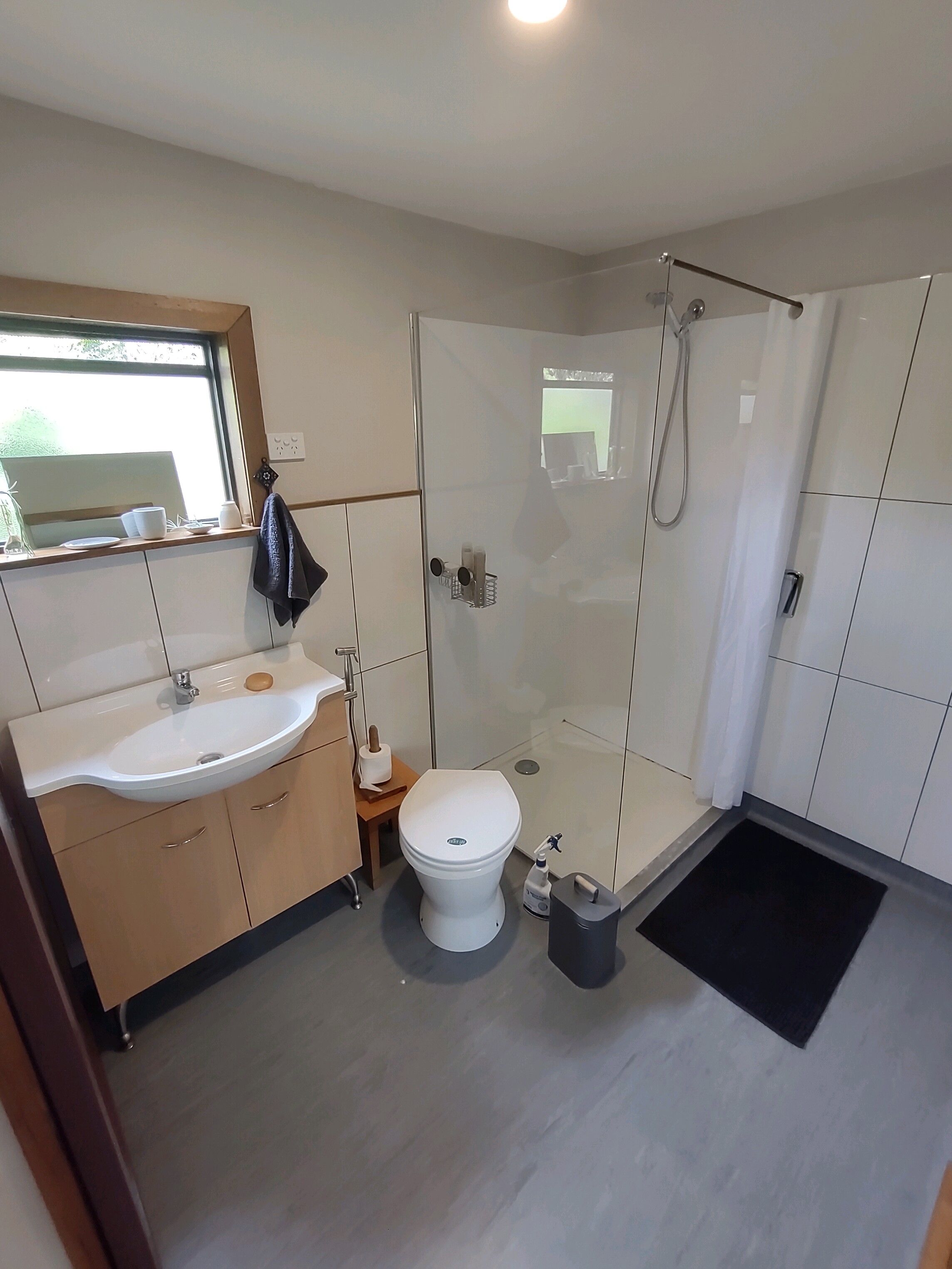 Bruser, miljøvenlige toiletartikler, hårtørrer, håndklæder