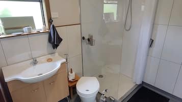 Chuveiro, produtos de toalete biodegradáveis, secador de cabelo