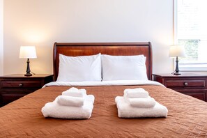 4 bedrooms, iron/ironing board, free WiFi, bed sheets - Large 4bdrm Duplex in the Heart of Kitchener! (Kitchener)