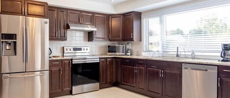 Réfrigérateur, four à micro-ondes, un four, surface de cuisson