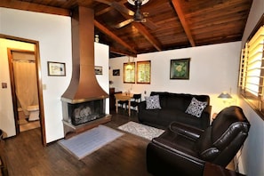 Een televisie en een open haard