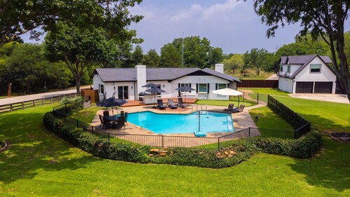 Lake House - WEDDING STAYS - HUGE pool! THE gathering place for large families!