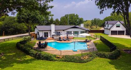 Lake House - WEDDING STAYS - HUGE pool! THE gathering place for large families!