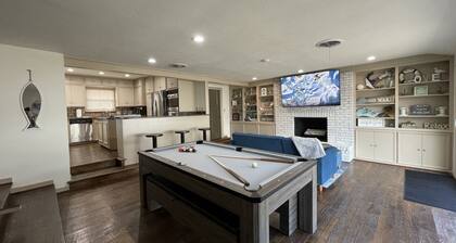 Lake House - WEDDING STAYS - HUGE pool! THE gathering place for large families!