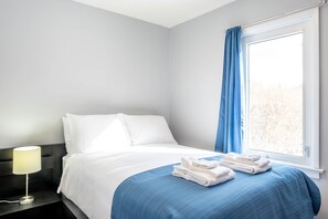 3 bedrooms, iron/ironing board, free WiFi, bed sheets - Spacious 3bdrm house in the Heart of Kitchener! (Kitchener)