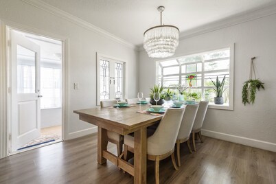 Perfect location 6 Bedroom, 4 Bathroom house. GameRoom,HeatedPool. 5min to Beach