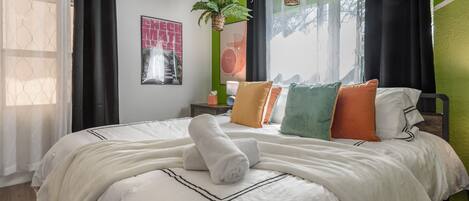 6 habitaciones, escritorio y espacio para trabajar con laptop