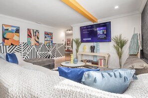 Smart TV, tenis de mesa, videoteca y oficina 