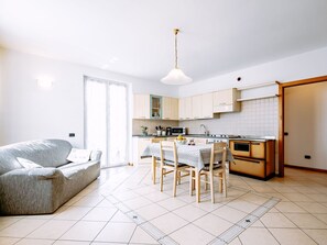 Interior - Cosy apartment for 4 people with WIFI, TV, terrace and pets allowed (Vervò)