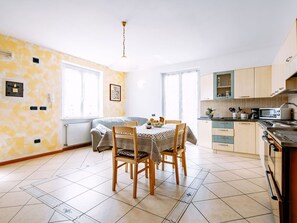 Een microgolfoven, een oven, een kinderstoel, een eettafel