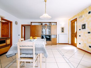 Dining - Nice apartment for 4 people with WIFI, TV, terrace and pets allowed (Vervò)