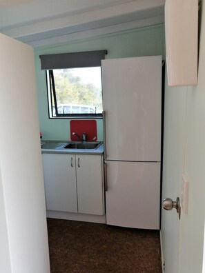 雪櫃、微波爐、電熱水壺、多士爐